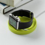 トリニティ、Apple Watch専用シリコン製コースター「Bluelounge Kosta」を新発売。「watchOS 2」の横向きナイトスタンドモードに対応。