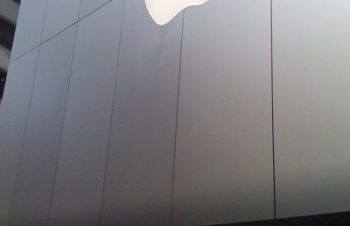Apple Store表参道に並ぶ。